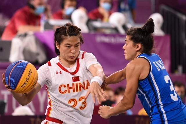 米体：法国电视台取消转播年轻人vs里尔，因前者胸前广告违规（米体：因胸前广告不合规，法国电视台叫停年轻人对阵里尔的转播）