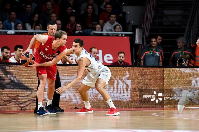 克罗斯：绿茵场上的精准指挥官（克罗斯：中场精确制导者）