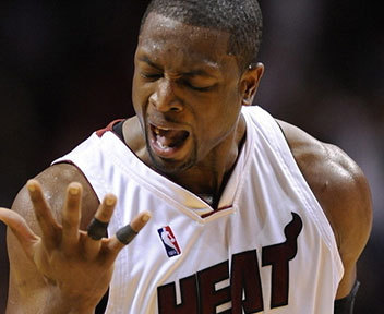 第17圈，诺里斯和勒克莱尔先后进站，出站后诺里斯卡在安东内利身后暂列第9。（第17圈，诺里斯与勒克莱尔相继进站，诺里斯出站后落在安东内利之后暂居第9位。）