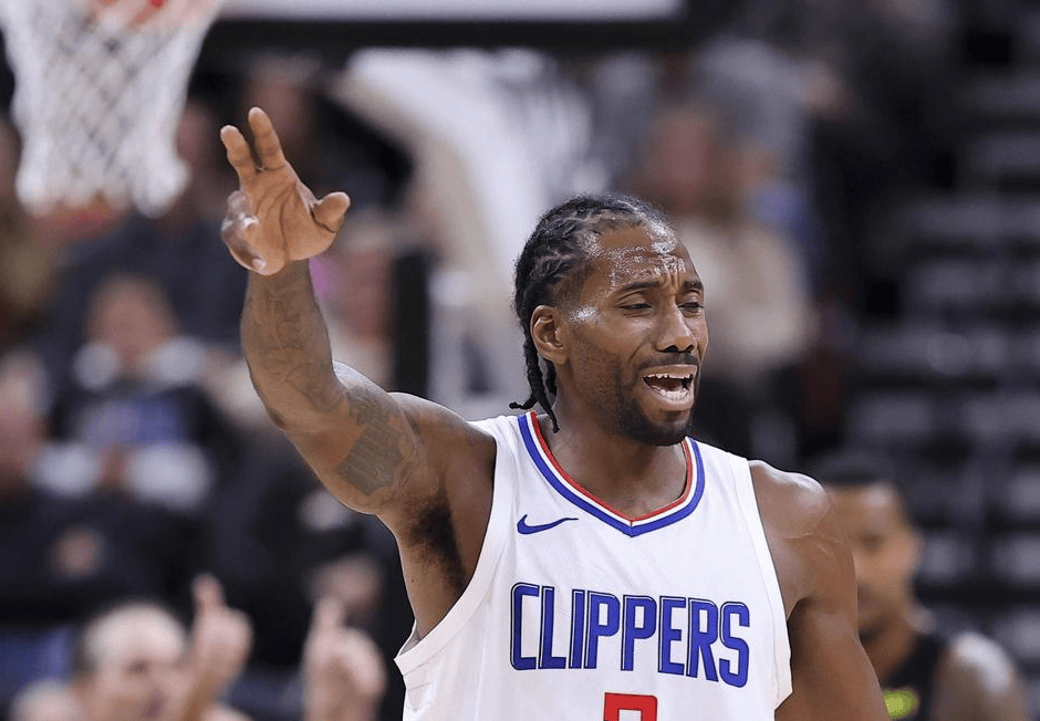 TA：因现代足球重视边路与攻防转换，菱形中场阵型已几乎绝迹（TA：当代足球崇尚边路与攻防转换，菱形中场几近消失）