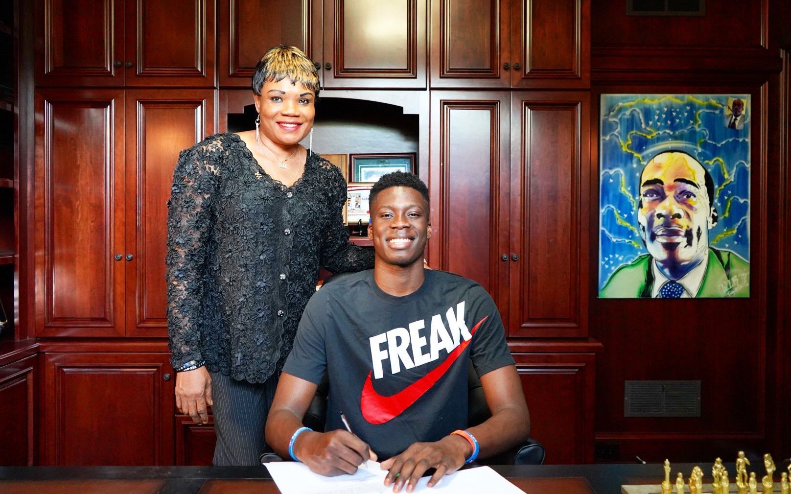 佩林卡：我把里夫斯绝杀森林狼的照片印在高尔夫球上送给了他（佩林卡：把里夫斯绝杀森林狼的瞬间印在高尔夫球上，作为礼物送给他）