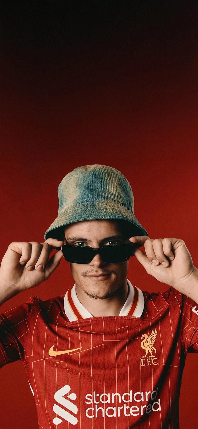 解析国米中场名将，球迷怒斥到莱万为他点赞，双刃剑用好能成惊喜（国米中场名将深度解读：从遭球迷怒喷到获莱万点赞，善用这把双刃剑或带来惊喜）